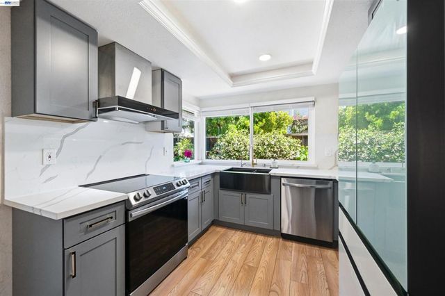 2402 Heathrow Ln, San Leandro, CA 94577