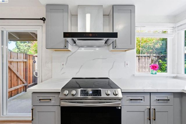 2402 Heathrow Ln, San Leandro, CA 94577