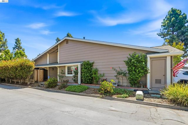 2402 Heathrow Ln, San Leandro, CA 94577