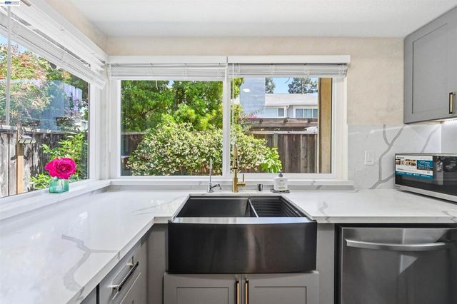 2402 Heathrow Ln, San Leandro, CA 94577