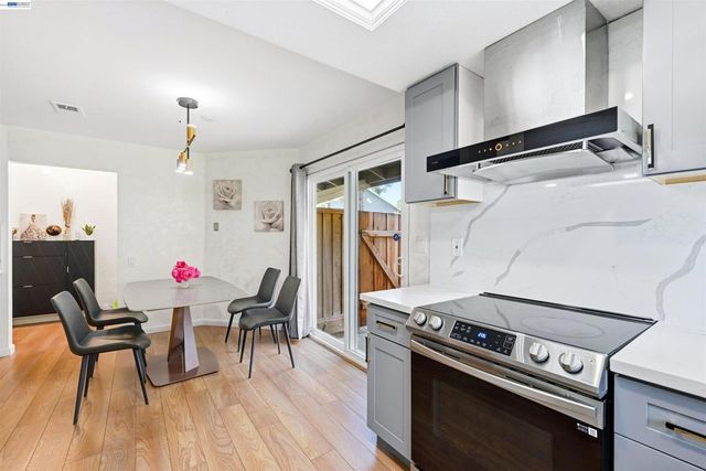 2402 Heathrow Ln, San Leandro, CA 94577