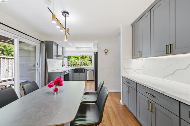 2402 Heathrow Ln, San Leandro, CA 94577