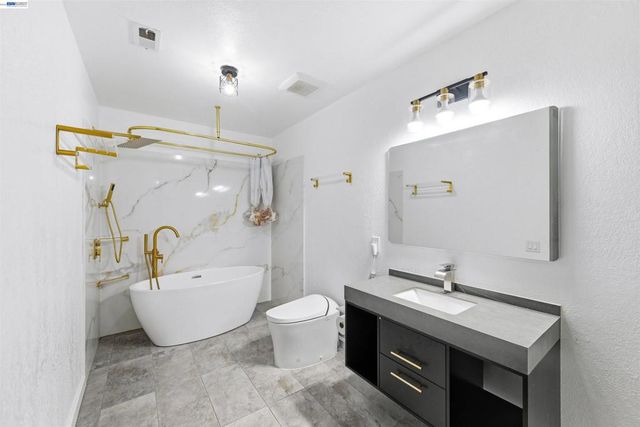 2402 Heathrow Ln, San Leandro, CA 94577