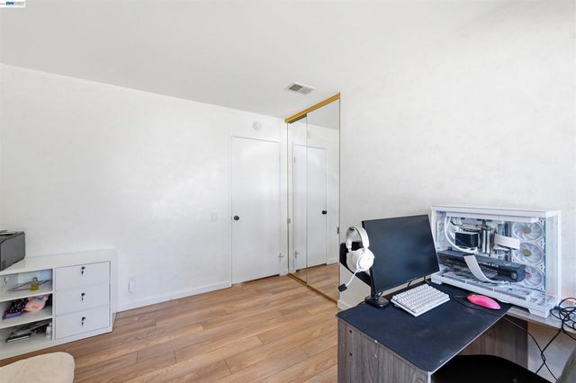 2402 Heathrow Ln, San Leandro, CA 94577