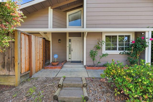 2402 Heathrow Ln, San Leandro, CA 94577