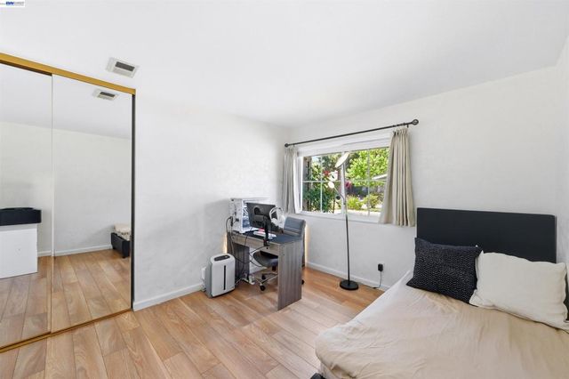 2402 Heathrow Ln, San Leandro, CA 94577