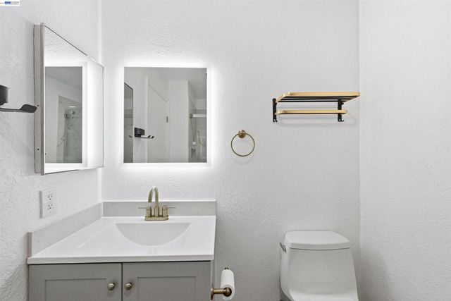 2402 Heathrow Ln, San Leandro, CA 94577