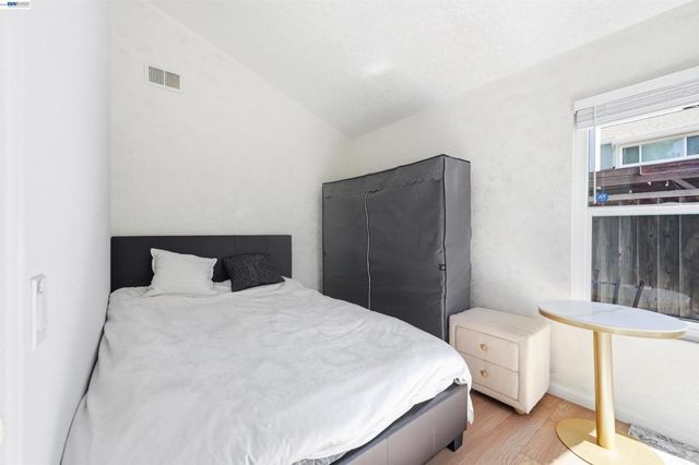 2402 Heathrow Ln, San Leandro, CA 94577