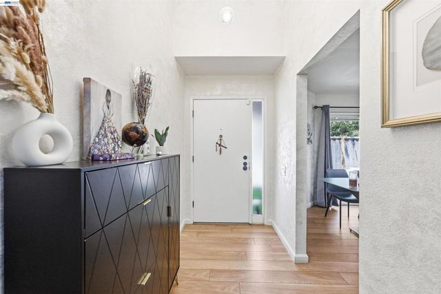 2402 Heathrow Ln, San Leandro, CA 94577