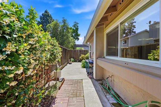 2402 Heathrow Ln, San Leandro, CA 94577