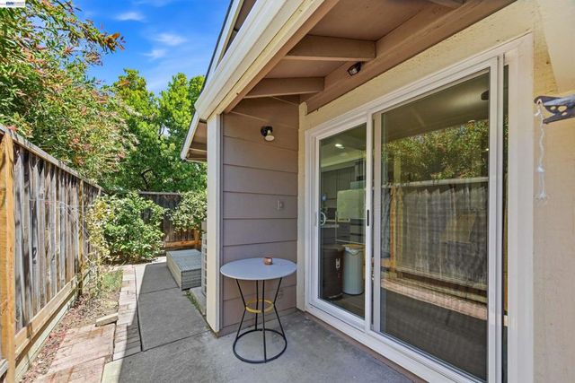 2402 Heathrow Ln, San Leandro, CA 94577