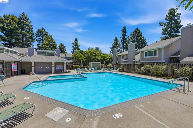 2402 Heathrow Ln, San Leandro, CA 94577