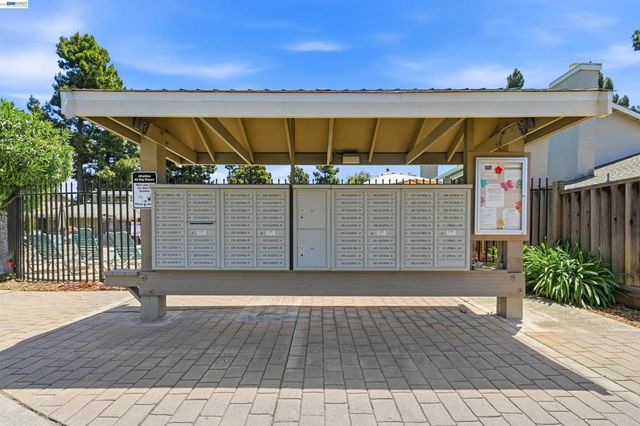 2402 Heathrow Ln, San Leandro, CA 94577