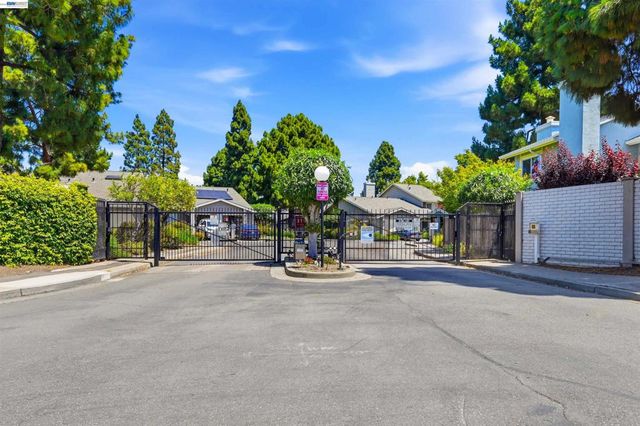 2402 Heathrow Ln, San Leandro, CA 94577