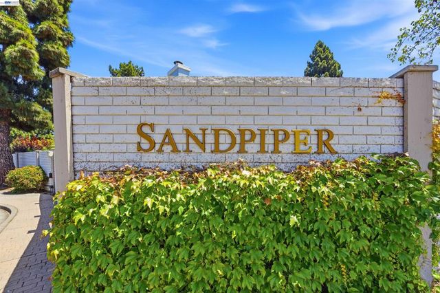 2402 Heathrow Ln, San Leandro, CA 94577