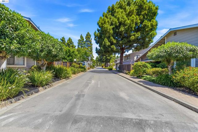 2402 Heathrow Ln, San Leandro, CA 94577