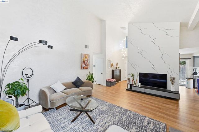 2402 Heathrow Ln, San Leandro, CA 94577