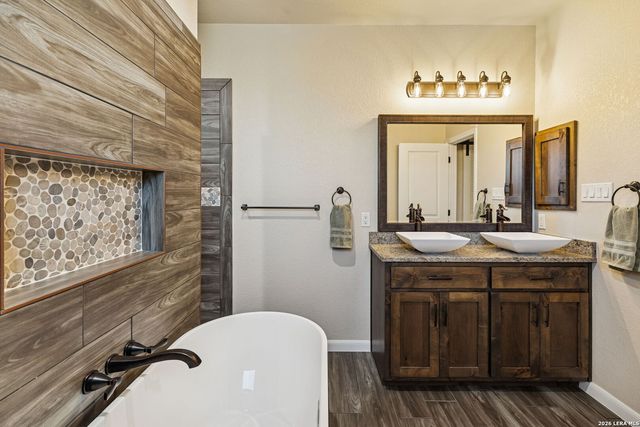 2127 Bentwood, Floresville, TX 78114