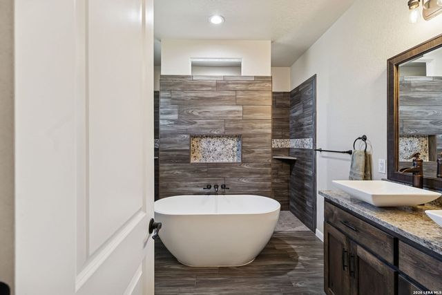 2127 Bentwood, Floresville, TX 78114