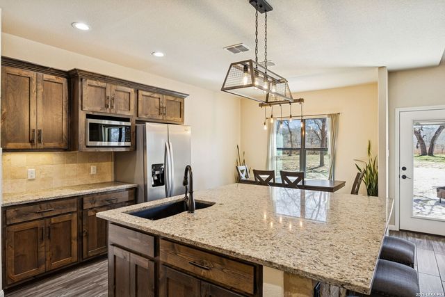 2127 Bentwood, Floresville, TX 78114