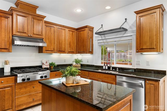 7650 NE 204th Place, Kenmore, WA 98028