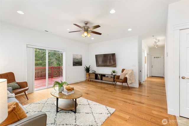 7650 NE 204th Place, Kenmore, WA 98028