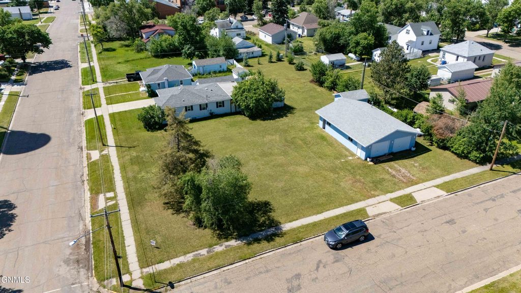 317 1st Avenue NW, Beulah, ND 58523 photo 4