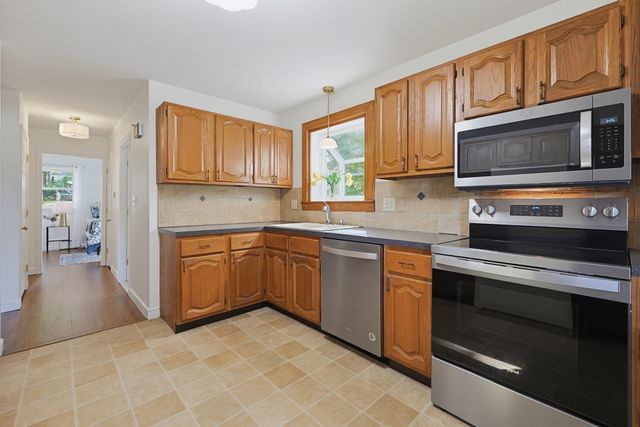 21 Burt St, Attleboro, MA 02703