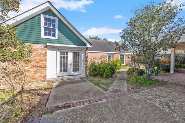 906 E Weber Dr, Gonzales, LA 70737