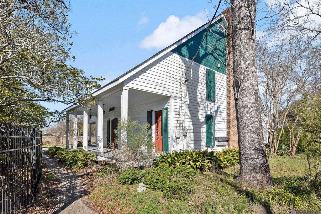 906 E Weber Dr, Gonzales, LA 70737