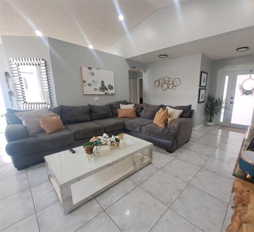 8020 SW 158th Ave, Miami, FL 33193