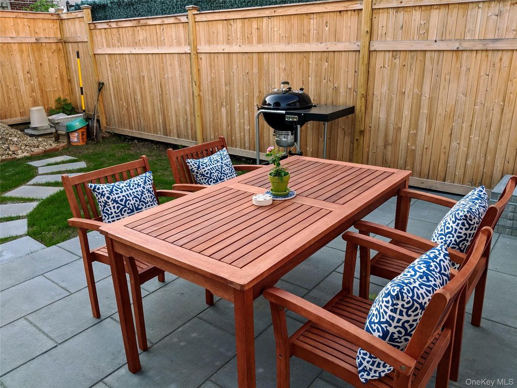 8424 129th Street, Kew Gardens, NY 11415 — photo 2