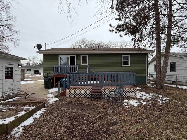 2547 W 9th Street, Waterloo, IA 50702