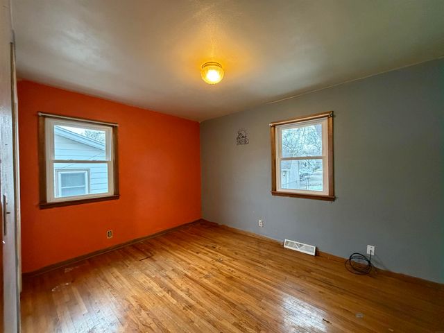 2547 W 9th Street, Waterloo, IA 50702