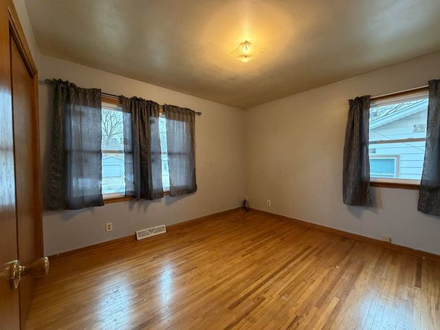 2547 W 9th Street, Waterloo, IA 50702