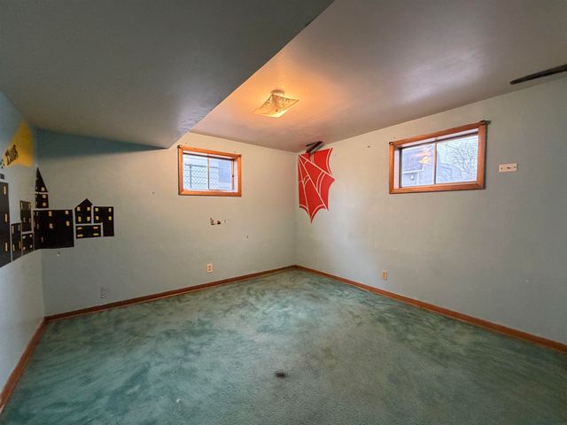 2547 W 9th Street, Waterloo, IA 50702