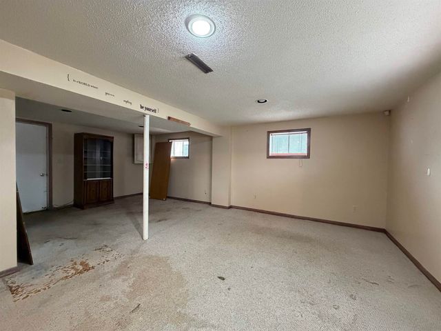 2547 W 9th Street, Waterloo, IA 50702