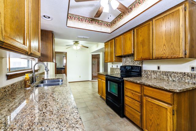 209 Coventry LN, Seguin, TX 78155