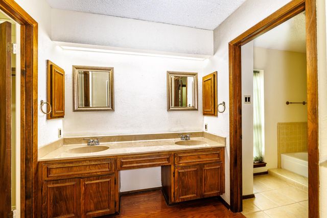 209 Coventry LN, Seguin, TX 78155