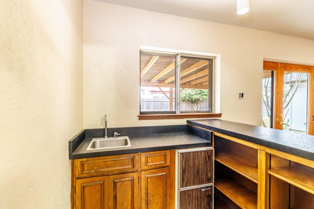 209 Coventry LN, Seguin, TX 78155