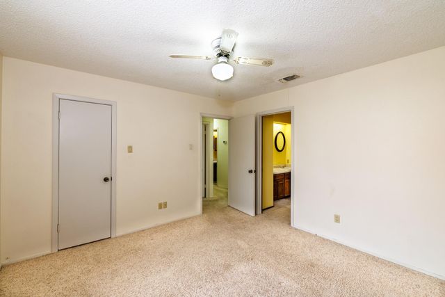 209 Coventry LN, Seguin, TX 78155