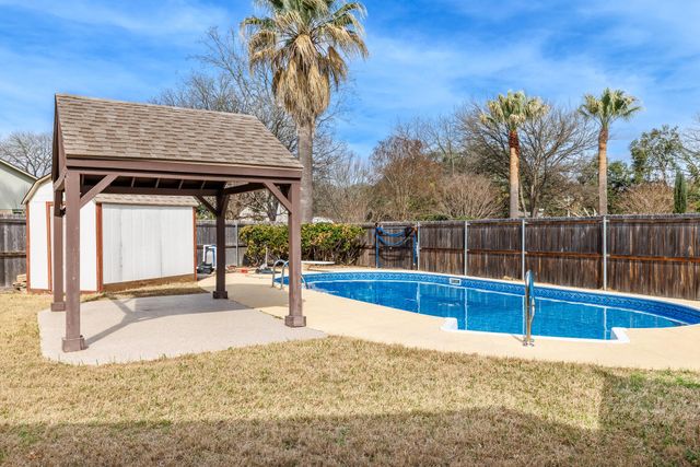 209 Coventry LN, Seguin, TX 78155