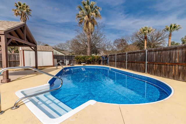 209 Coventry LN, Seguin, TX 78155