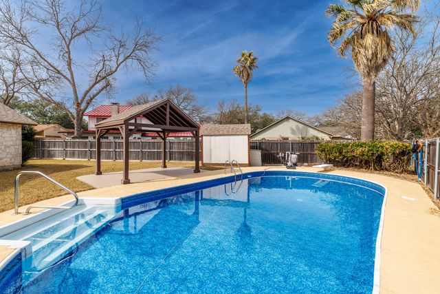 209 Coventry LN, Seguin, TX 78155