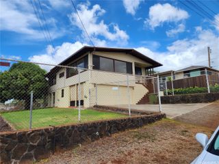 1076 Puu Momi Street, Pearl City, HI 96782
