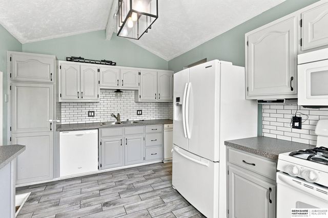 6107 S 95th Street, Omaha, NE 68127