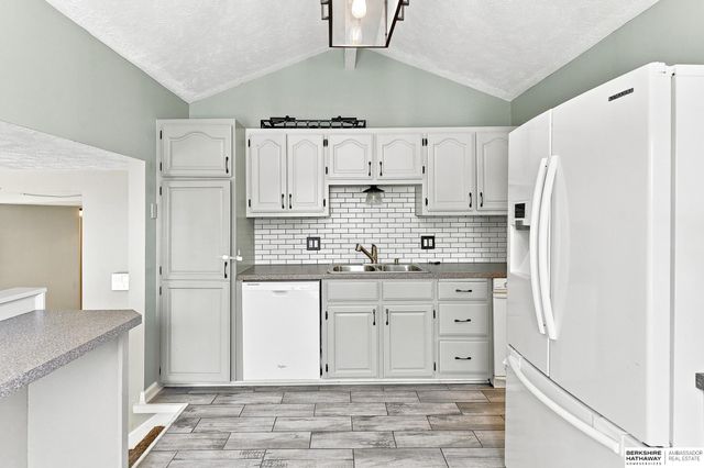 6107 S 95th Street, Omaha, NE 68127