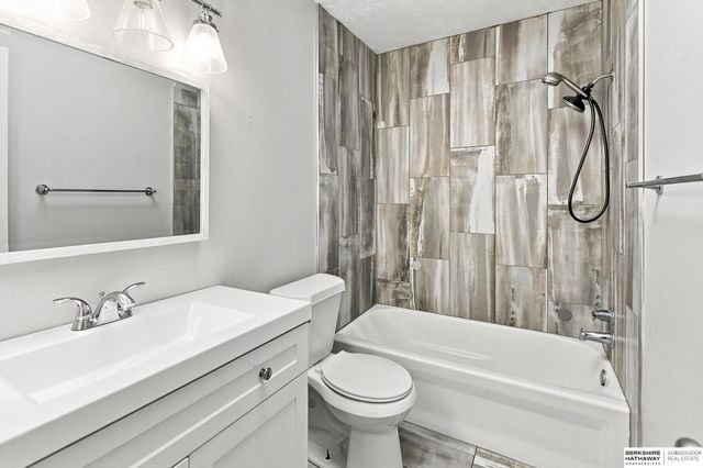 6107 S 95th Street, Omaha, NE 68127