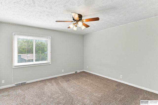 6107 S 95th Street, Omaha, NE 68127