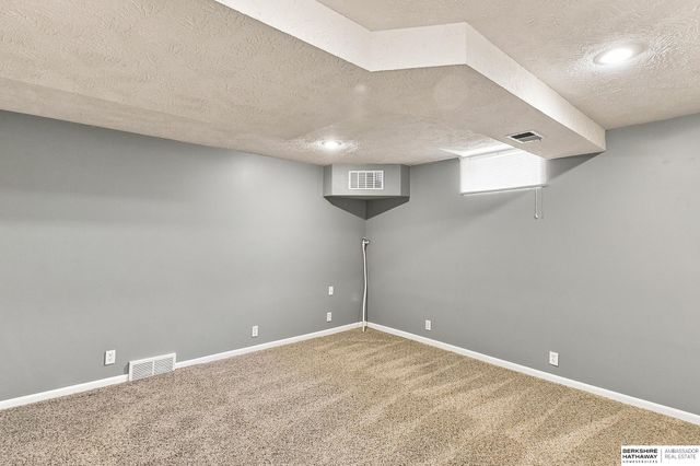 6107 S 95th Street, Omaha, NE 68127